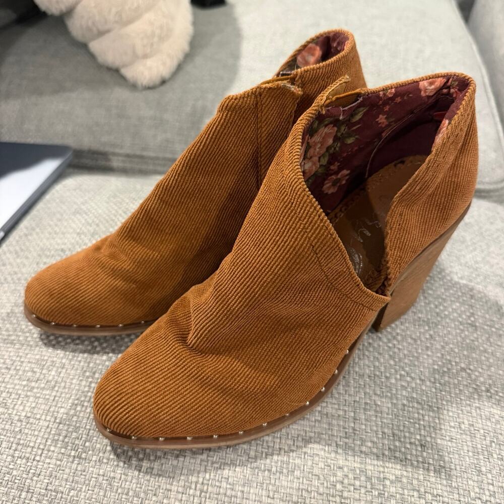 Very G Camel Corduroy Split-Shaft Ankle Booties Size 7